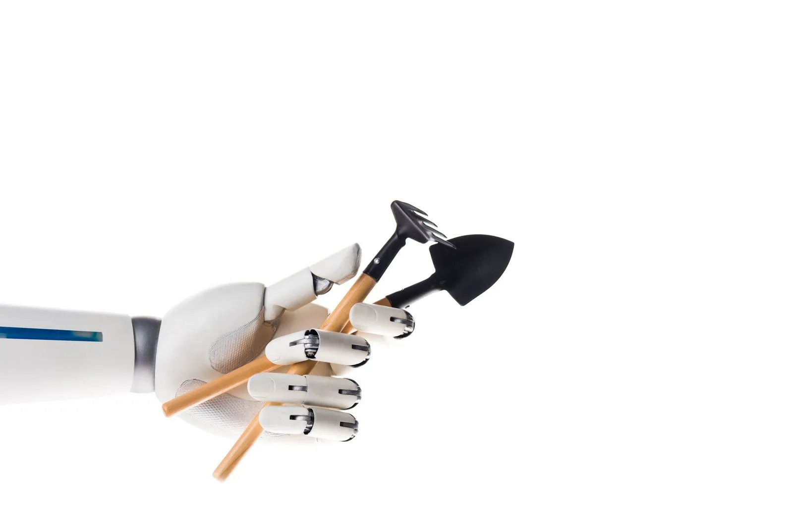 Weiße Roboterhand hält Gartenwerkzeug – Sinnbild dafür, dass KI im SEO nur ein Werkzeug ist