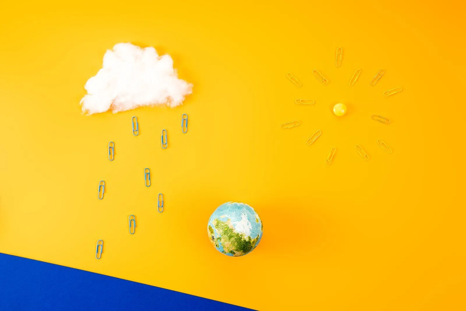 Wetterumschwung von Regenwolke zu Sonne – symbolisch für unsichere SEO-ROI-Prognosen