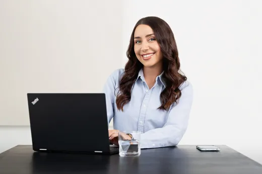 Linkbuilding-Expertin bei Farbentour am Laptop