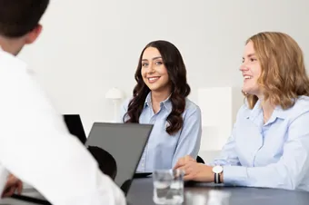 Team consultation at the SEO agency Farbentour